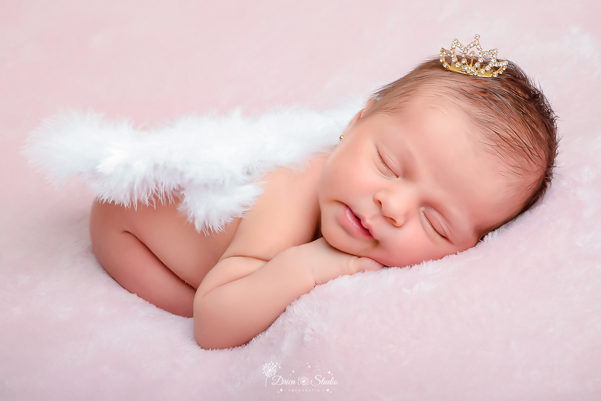 Drica Studio Fotografias  - Drica Studio Xinguara Para - book recém nascido - Newborn feminino - anjinho - fotos de bebê dormindo - com asinha de anjo 