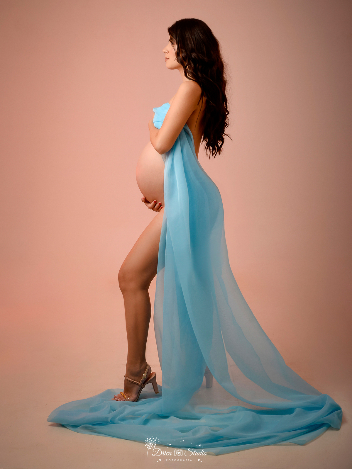 Drica Studio Fotografias  - Drica Studio Xinguara Para - book de Gestante - Ensaio de lenço azul - gestante com coroa - ensaio de gestante sensual 