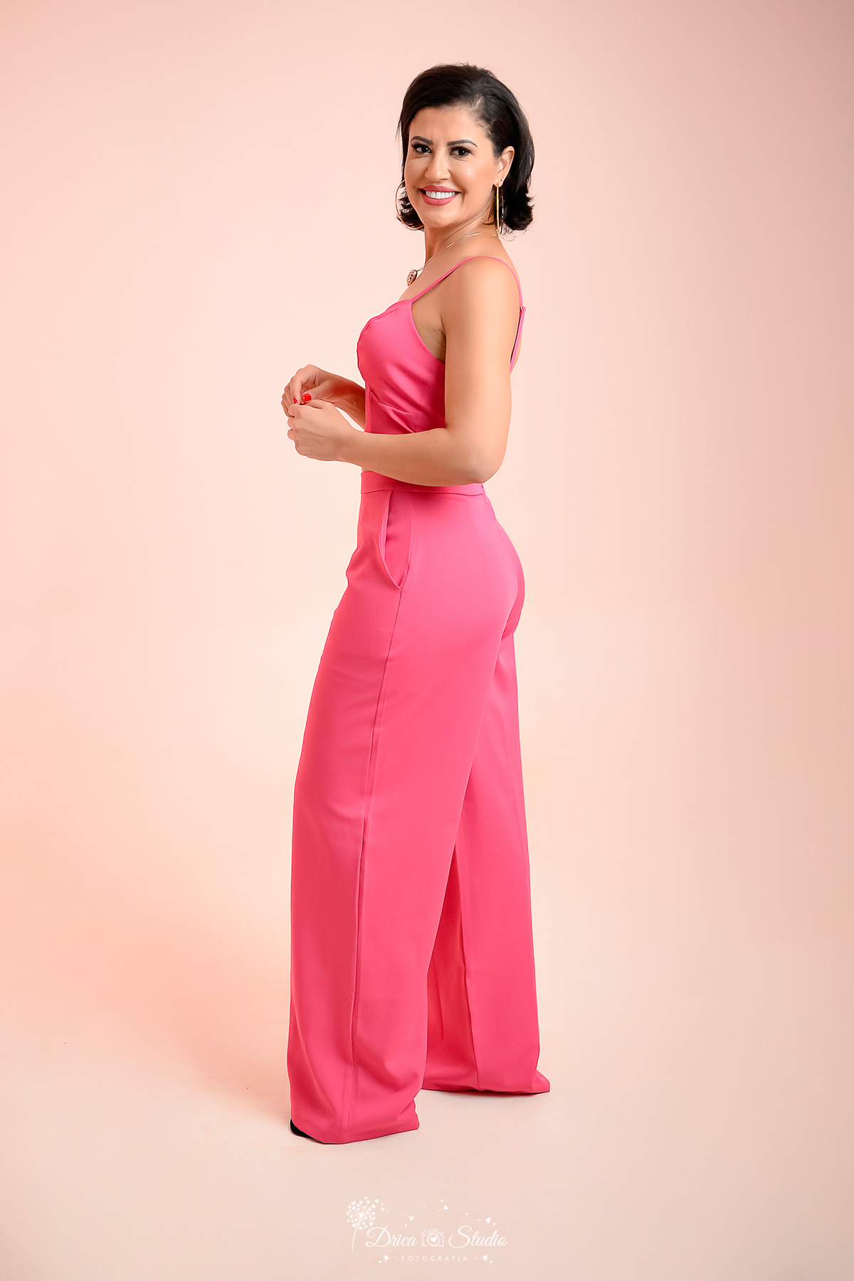 Drica Studio Fotografias  - Drica Studio Xinguara Para - book adulto - fotos com macacão - rosa - ensaio Studio 