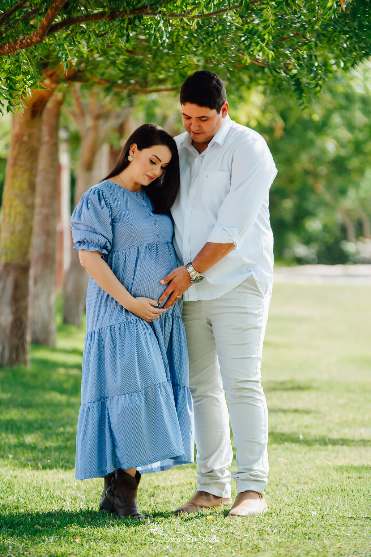 Drica Studio Fotografias  - Drica Studio Xinguara Para - ensaios externos - Gestação - fotos de casal ao ar livre - book de gestante - mão na barriga 