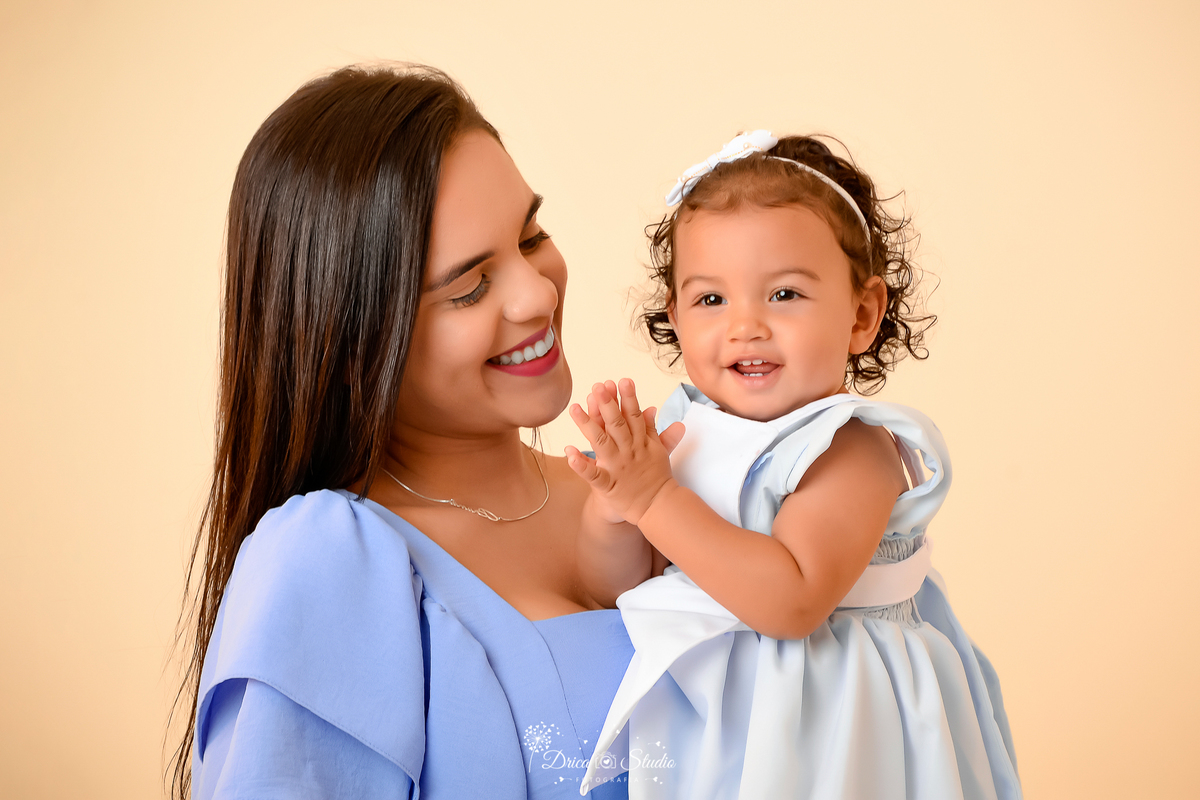 Drica Studio Fotografias - Drica Studio Xinguara Pará - Drica Studio - ensaio com a titia - batendo palminha - amor da titia - sobrinha 