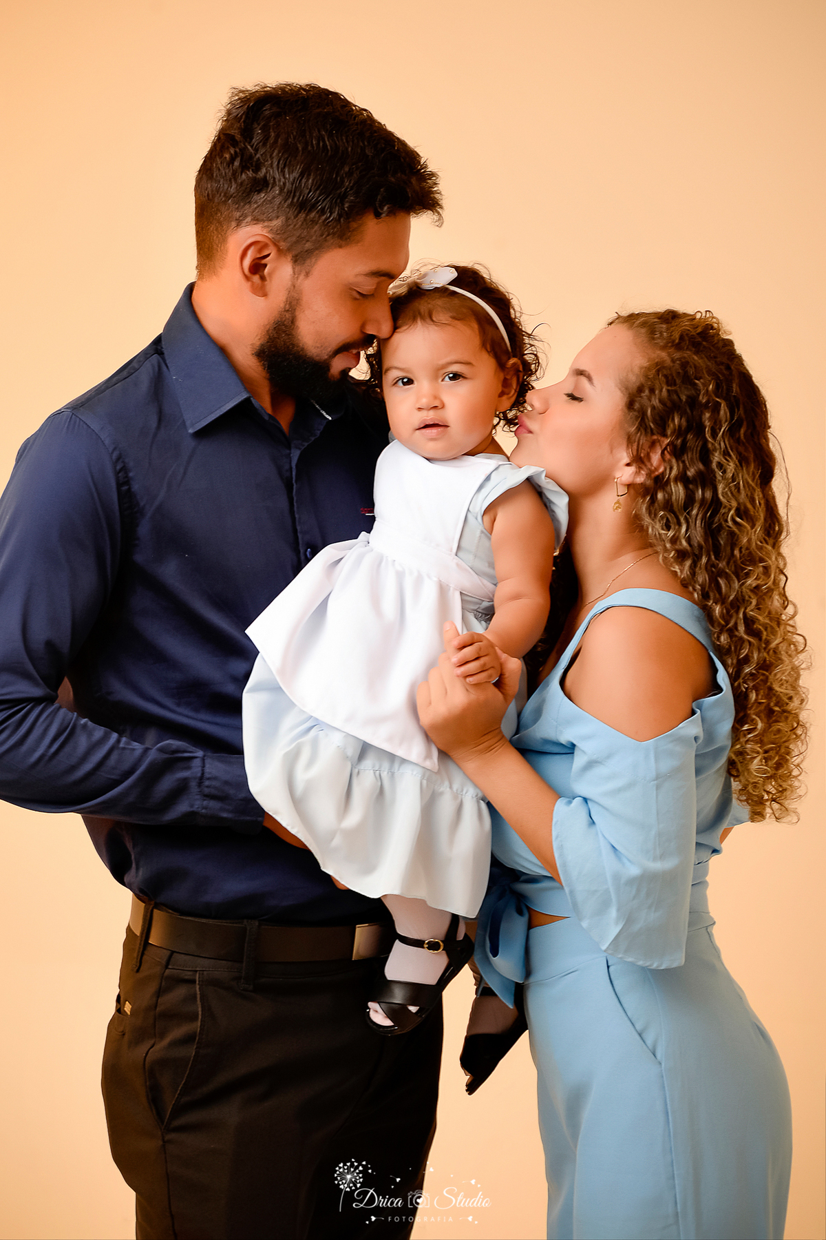 Drica Studio Fotografias - Drica Studio Xinguara Pará - Drica Studio - ensaio em Família - pai e mãe - família - beijando a filha - fotos com o bebê no colo   