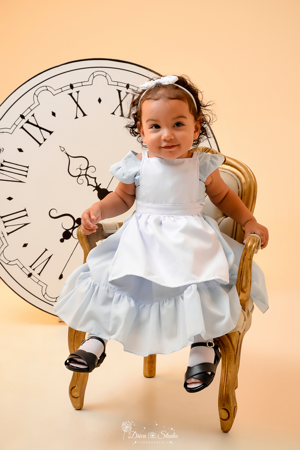 Drica Studio Fotografias - Drica Studio Xinguara Pará - Drica Studio - ensaio Smash the cake - Alice no país das maravilha - sentada na cadeira dourada - fotos com o relógio 