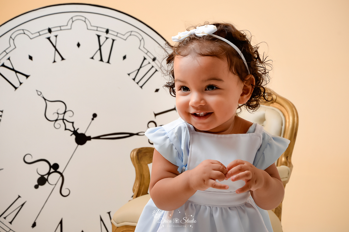 Drica Studio Fotografias - Drica Studio Xinguara Pará - Drica Studio - ensaio Smash the cake - Alice no país das maravilha - sentada na cadeira dourada - fotos com o relógio - batendo palmas 