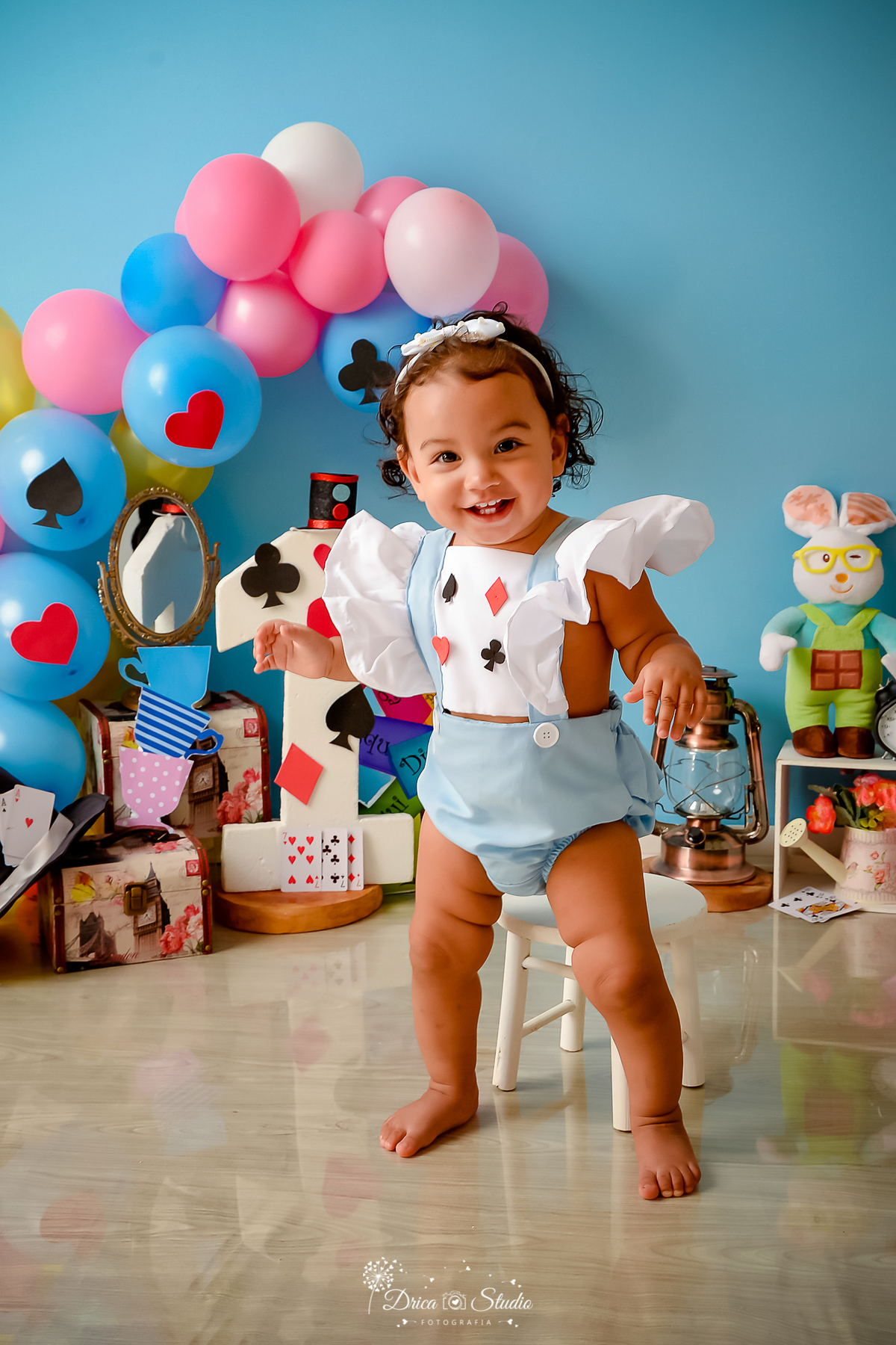 Drica Studio Fotografias - Drica Studio Xinguara Pará - Drica Studio - ensaio Smash the cake - cenario Alice no país das maravilha - azul  -  baralhos - cartola - bolo - balões - numero 1 - coelho - gaiolas - fotos em pé - cartas 