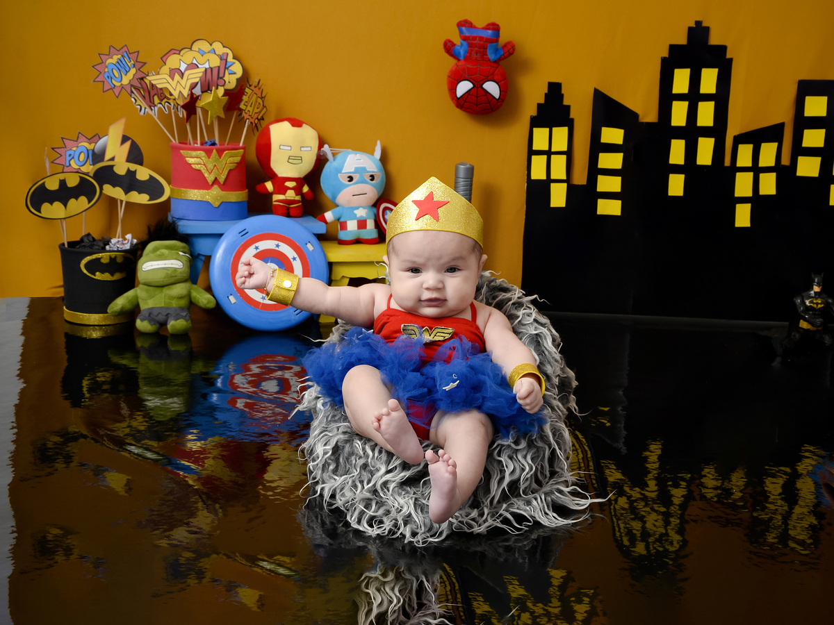 Drica Studio Fotografias - Drica Studio - Xinguara Pará - Acompanhamento Mensal - ensaio com roupa mulher maravilha - escudo - Huck - capitão américa - cenário de super herói  - fazendo pose 