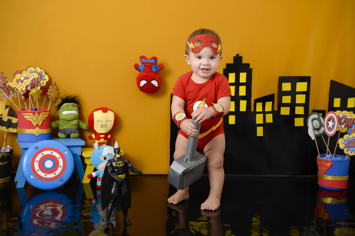Drica Studio Fotografias - Drica Studio - Xinguara Pará - Acompanhamento Mensal - cenário de super herói - fotos com roupa do  flash - capitão américa - prédio - escudo - Batman      