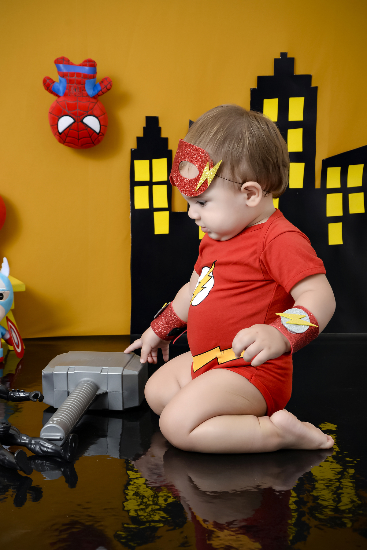 Drica Studio Fotografias - Drica Studio - Xinguara Pará - Acompanhamento Mensal - cenário de super herói - fotos com roupa do  flash - capitão américa - prédio - escudo - Batman 