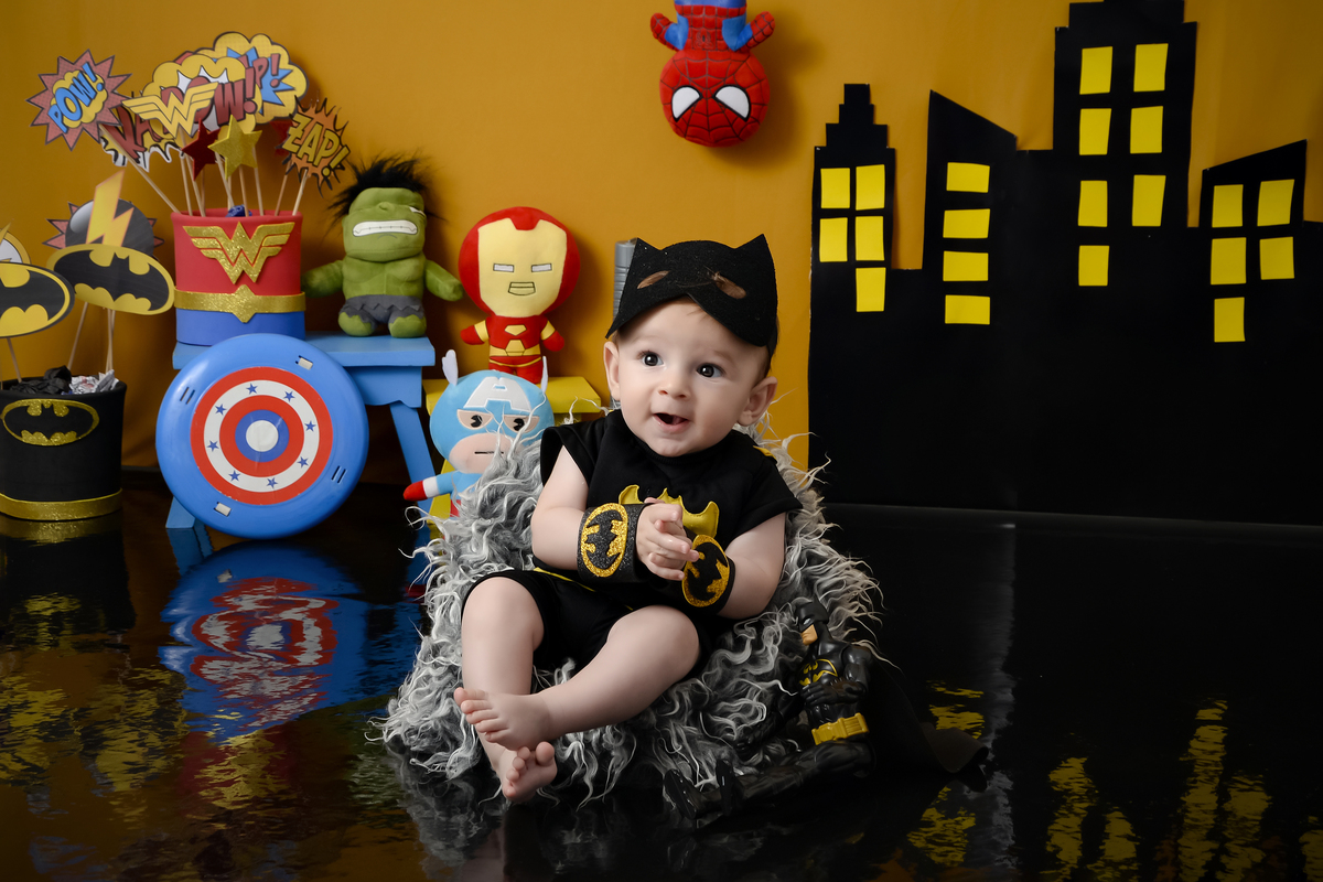 Drica Studio Fotografias - Drica Studio - Xinguara Pará - Acompanhamento Mensal - fotos de bebe - roupa do Batman - prédio - mascara preta - escudo 