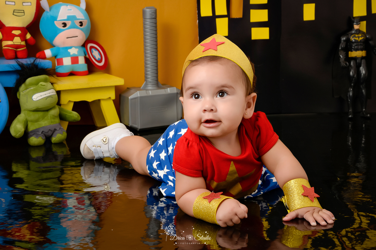 Drica Studio Fotografias - Drica Studio - Xinguara Pará - Acompanhamento Mensal - cenário super herói - mulher maravilha - estrela - dourado  