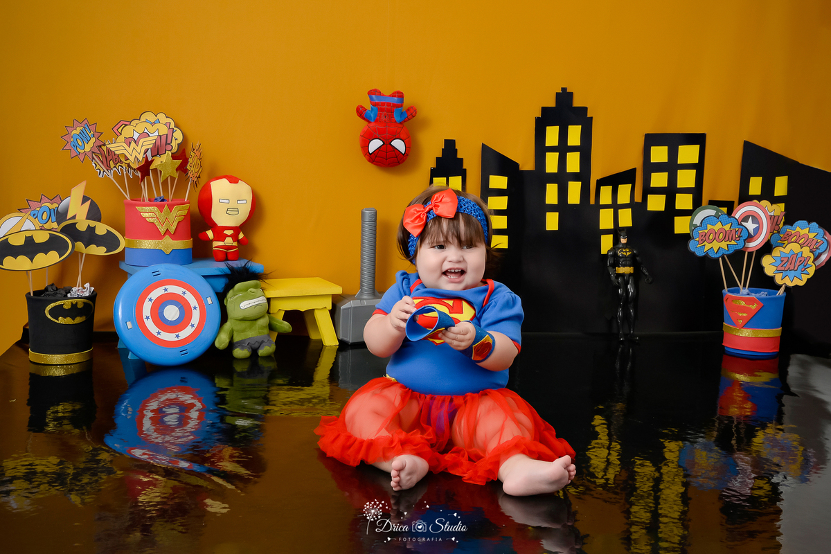 Drica Studio Fotografias - Drica Studio - Xinguara Pará - Acompanhamento Mensal - ensaio com roupa mulher maravilha - escudo - Huck - capitão américa - cenário de super herói     