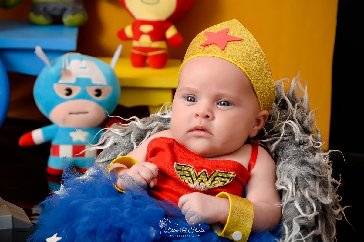 Drica Studio Fotografias - Drica Studio - Xinguara Pará - Acompanhamento Mensal - roupa da mulher maravilha - estrela vermelha - saia azul - sentada 