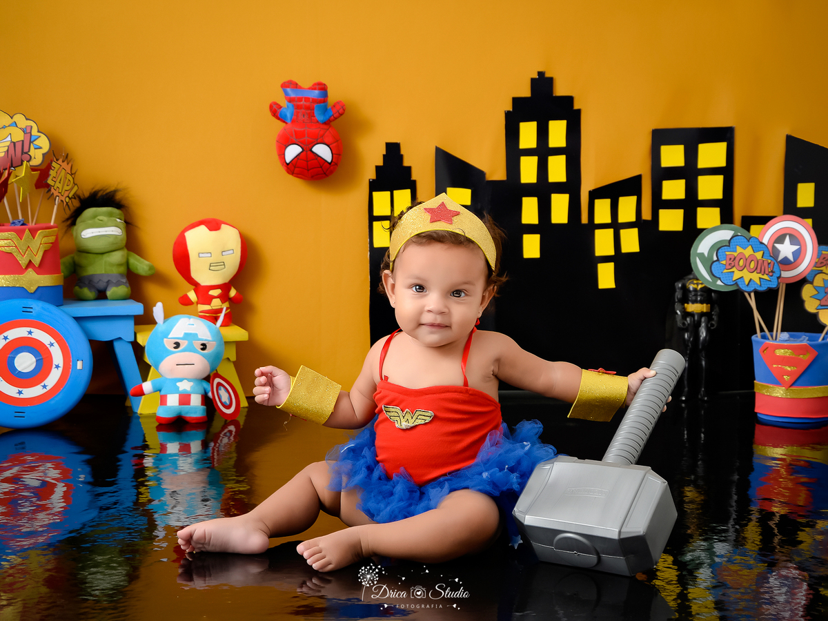 Drica Studio Fotografias - Drica Studio - Xinguara Pará - Acompanhamento Mensal - ensaio da bebe com o martelo - mulher maravilha - prédios - boneco do capitão américa - flash - homem aranha   