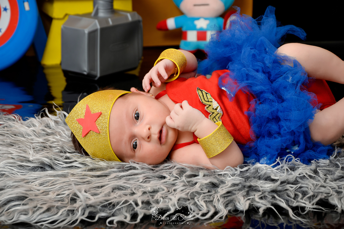 Drica Studio Fotografias - Drica Studio - Xinguara Pará - Acompanhamento Mensal - ensaio com roupa mulher maravilha - escudo - Huck - capitão américa - cenário de super herói  