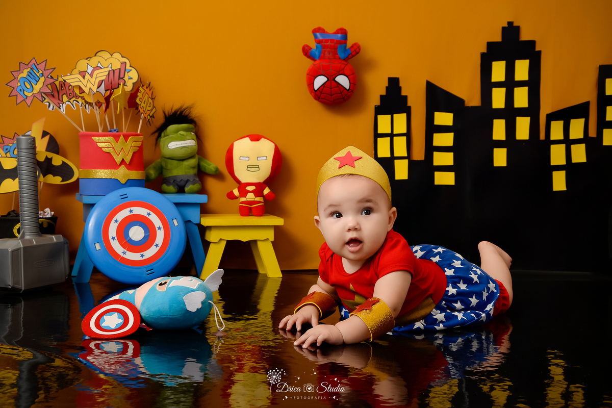Drica Studio Fotografias - Drica Studio - Xinguara Pará - Acompanhamento Mensal - ensaio com roupa mulher maravilha - escudo - Huck - capitão américa - cenário de super herói  