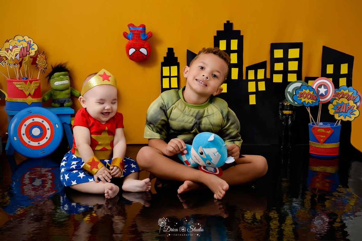Drica Studio Fotografias - Drica Studio - Xinguara Pará - Acompanhamento Mensal - fotos com o irmão - cenário super herói - prédios - roupa do Huck - mulher maravilha - homem aranha - escudo    