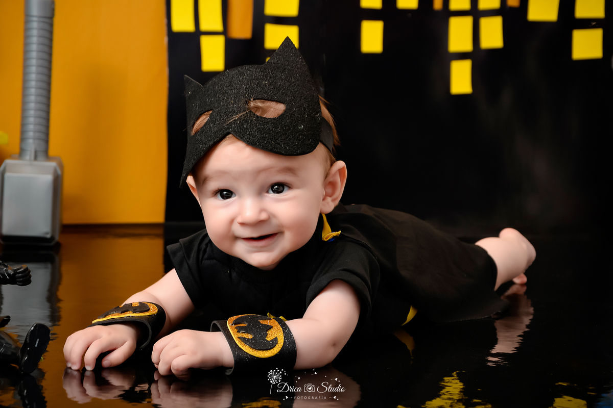 Drica Studio Fotografias - Drica Studio - Xinguara Pará - Acompanhamento Mensal - ensaio do bebe com roupa do Batman - escudo - prédio - martelo - super heróis   