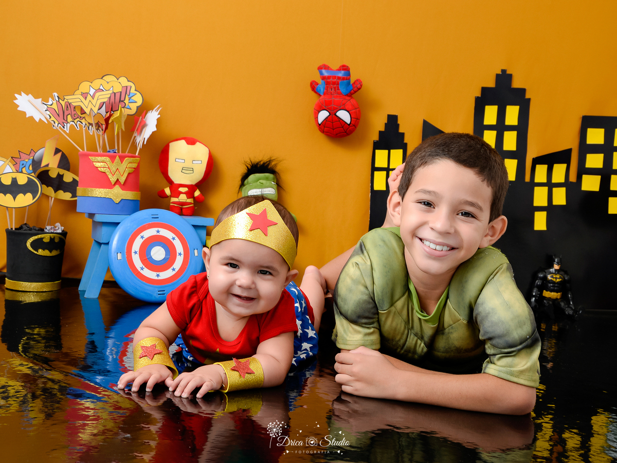 Drica Studio Fotografias - Drica Studio - Xinguara Pará - Acompanhamento Mensal - ensaio com o primo - roupa do Huck - mascarado - mulher maravilha - escudo - homem aranha - prédios 