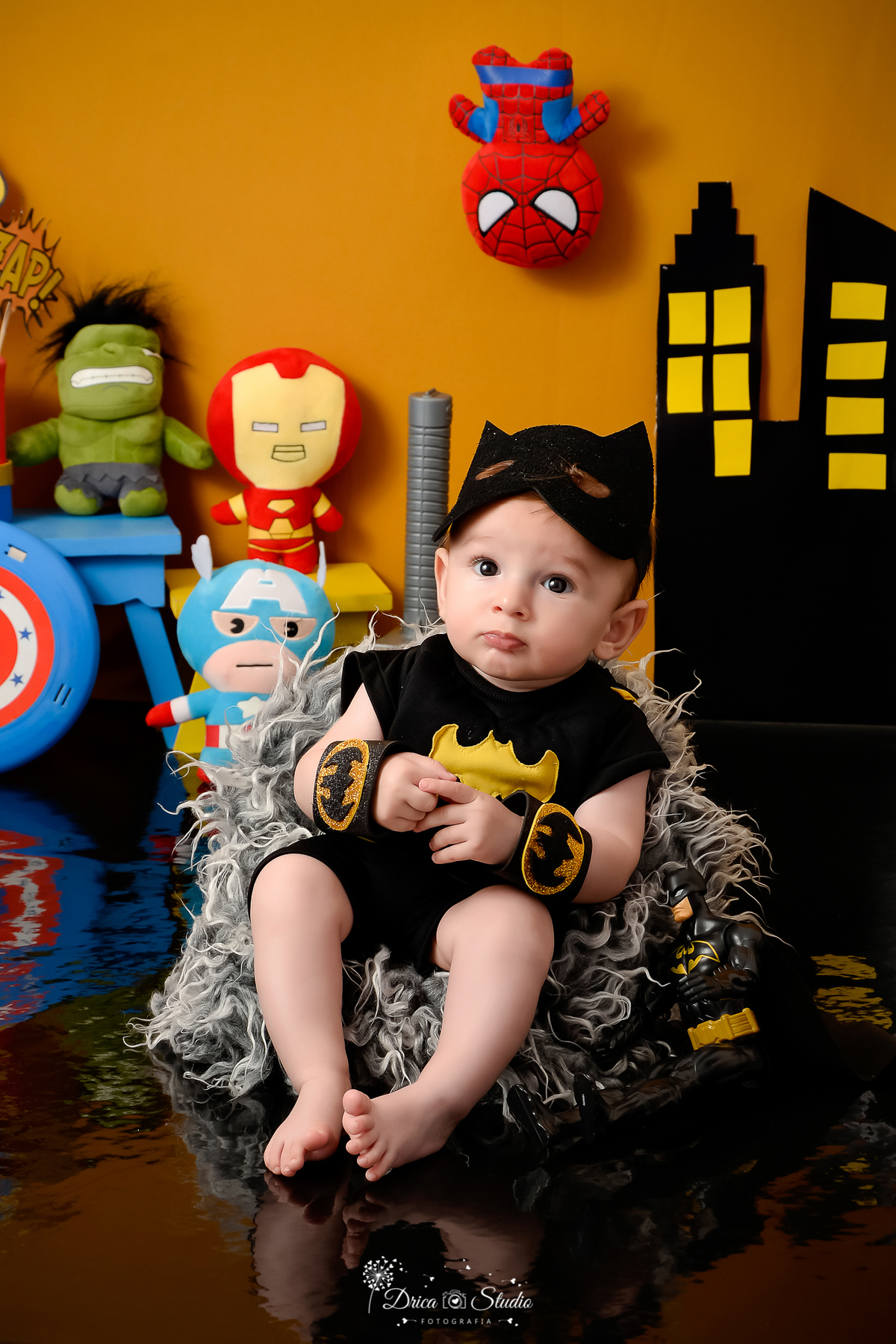 Drica Studio Fotografias - Drica Studio - Xinguara Pará - Acompanhamento Mensal - ensaio do bebe com roupa do Batman - escudo - prédio - martelo - super heróis  