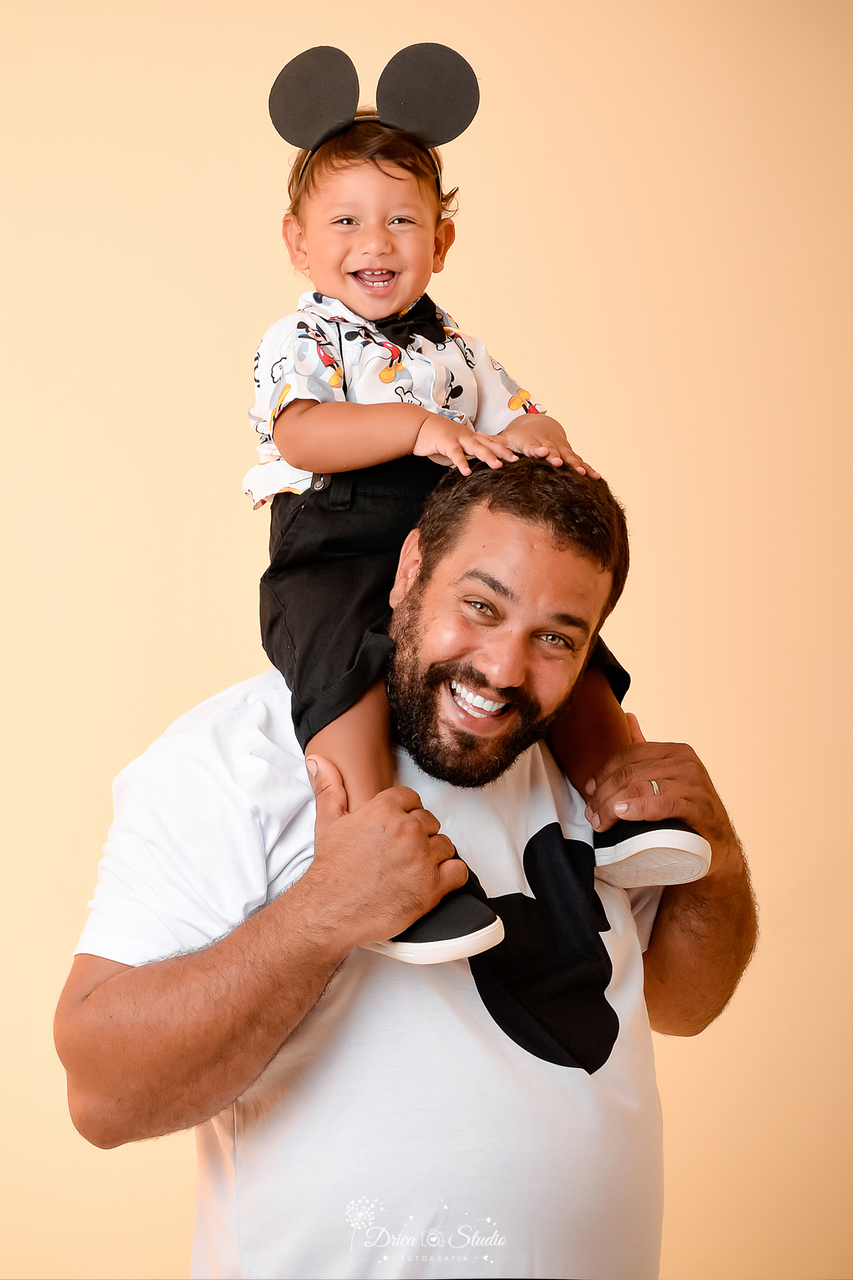 Drica Studio - Drica Studio Fotografias - Drica Studio Xinguara Pará - ensaio de família - book infantil - fotos pai e filho - combinados - com - a - mesma - roupa - pescoço do papai 