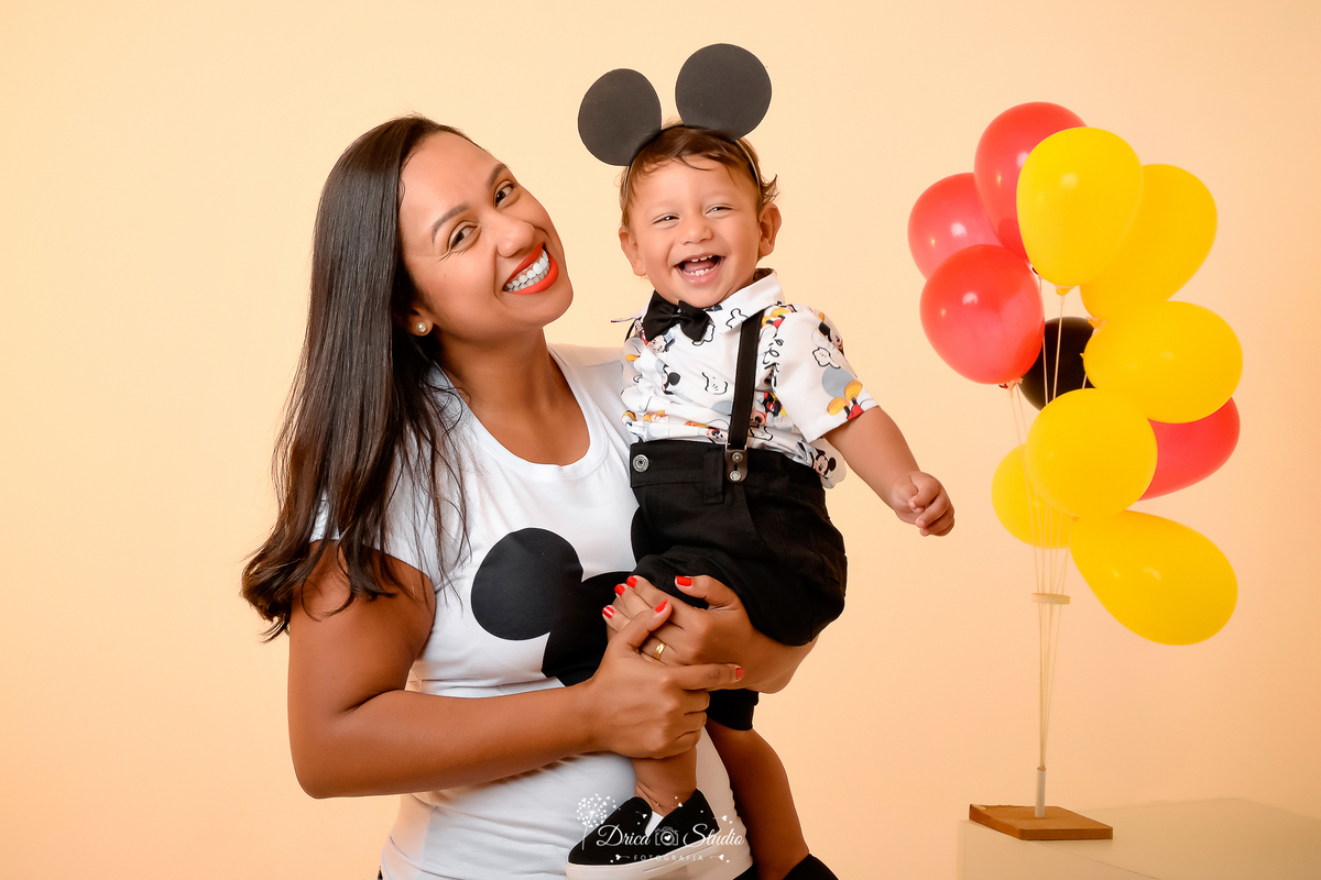 Drica Studio - Drica Studio Fotografias - Drica Studio Xinguara Pará - ensaio de família - book infantil - mãe e filho - bebe sorridente - balões vermelho e amarelo - Mickey mouse 