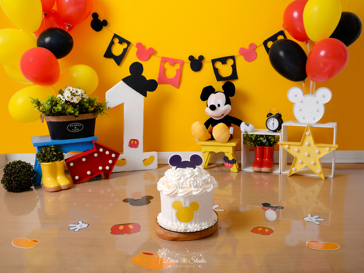 Drica Studio - Drica Studio Fotografias - Drica Studio Xinguara Pará - book infantil - Smash the Cake - Mickey Mouse - cenário com bolo - fundo amarelo - balões - urso do Mickey mouse - numero 1 - bolo do Mickey 
