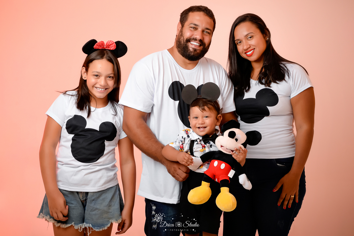Drica Studio - Drica Studio Fotografias - Drica Studio Xinguara Pará - ensaio de família - book infantil - pai - mãe - filhos - Mickey mouse - orelhinha - Disney- Mickey mouse - camisas iguais 