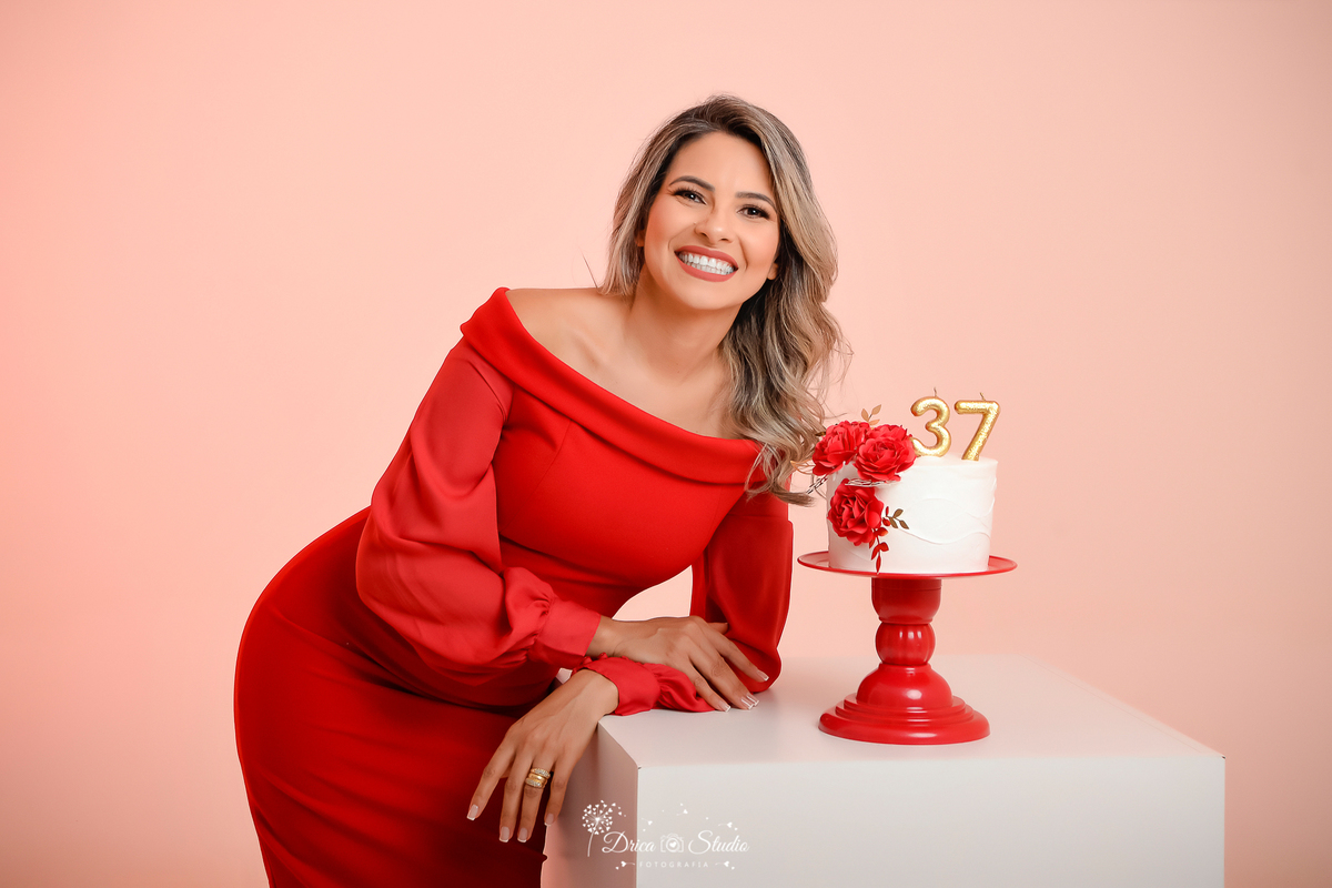 Drica Studio -Drica Studio fotografias - Xinguara - Pará - Book de aniversario - fotos de vestido vermelho - bolo com flores vermelhas - ensaio de 37 anos - feminino 