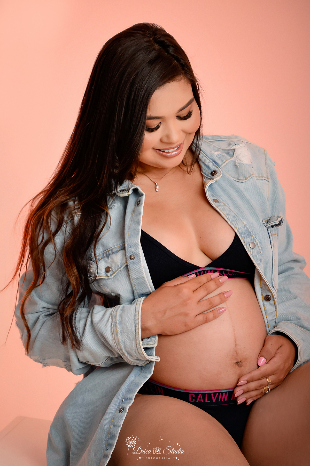 Drica Studio - Drica Studio Fotografias - Xinguara Pará - book gestante - Studio - fotos conjunto  Calvin  Klein - preto - rosa - mamãe Estilosa - tênis branco - jaqueta jeans - mão na barriga - sorriso alegre 