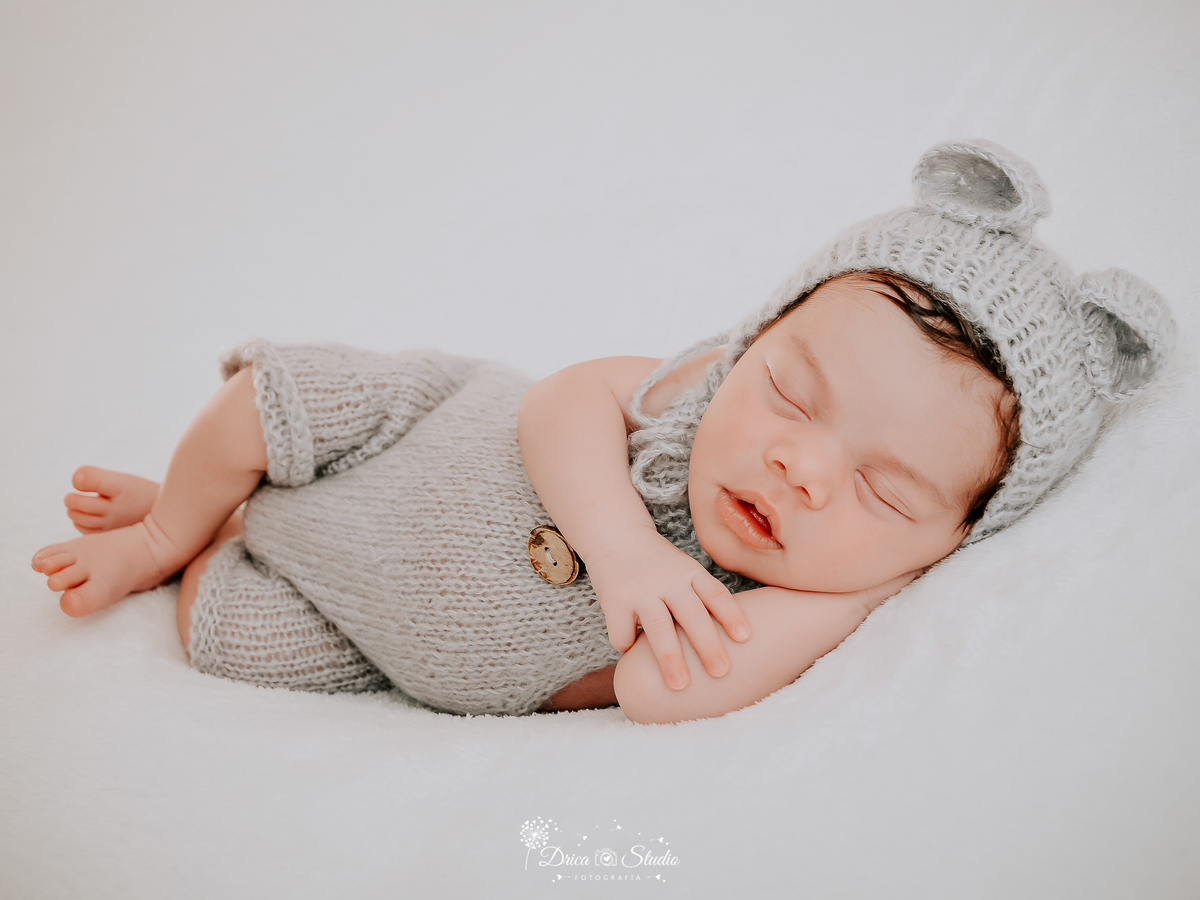 Drica Studio - Drica Studio Fotografias - Drica Studio Xinguara PÁ - ensaio newborn - recém nascido - fotos bebe - dormindo - acompanhamento infantil - roupa de urso - cinza 