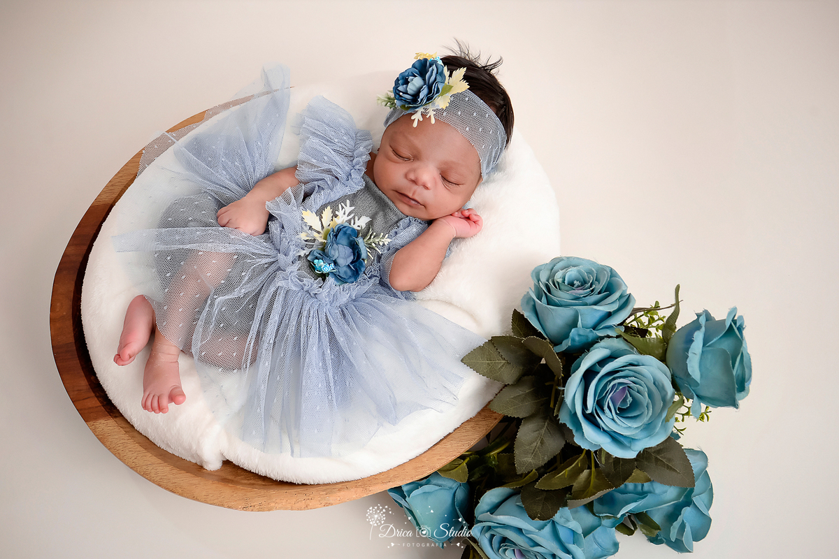 Drica Studio - Drica Studio fotografias - Drica Studio Xinguara Pará - ensaio recém nascido - infantil - newborn - 15 dias - menina - flores azul - roupinha azul - fundo liso - branco - 