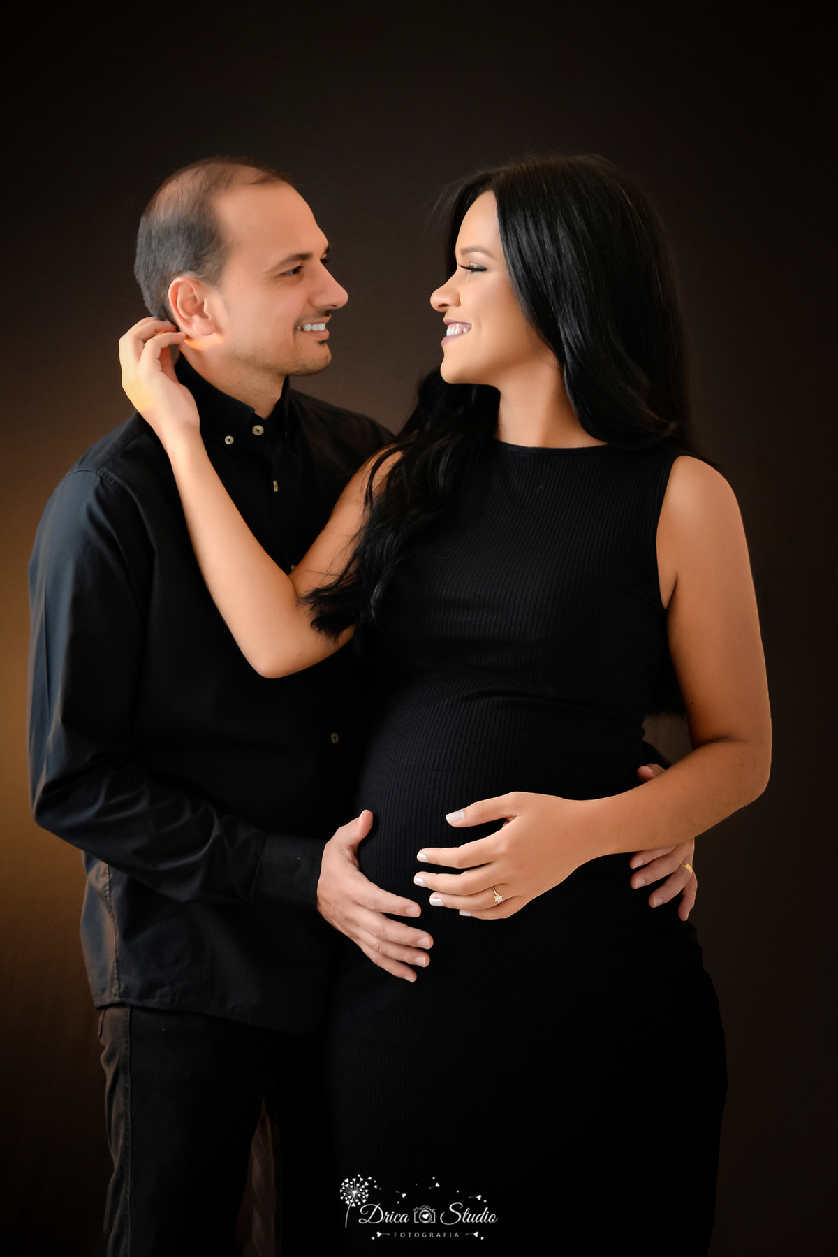 Drica Studio - Drica Studio Fotografias - Drica Studio Xinguara Pará - Ensaio de gestante - Marido e Mulher - fotos de gravida - mão no pescoço - roupa preta - casal - mãos na barriga - se olhando - gravidinha - gestação 