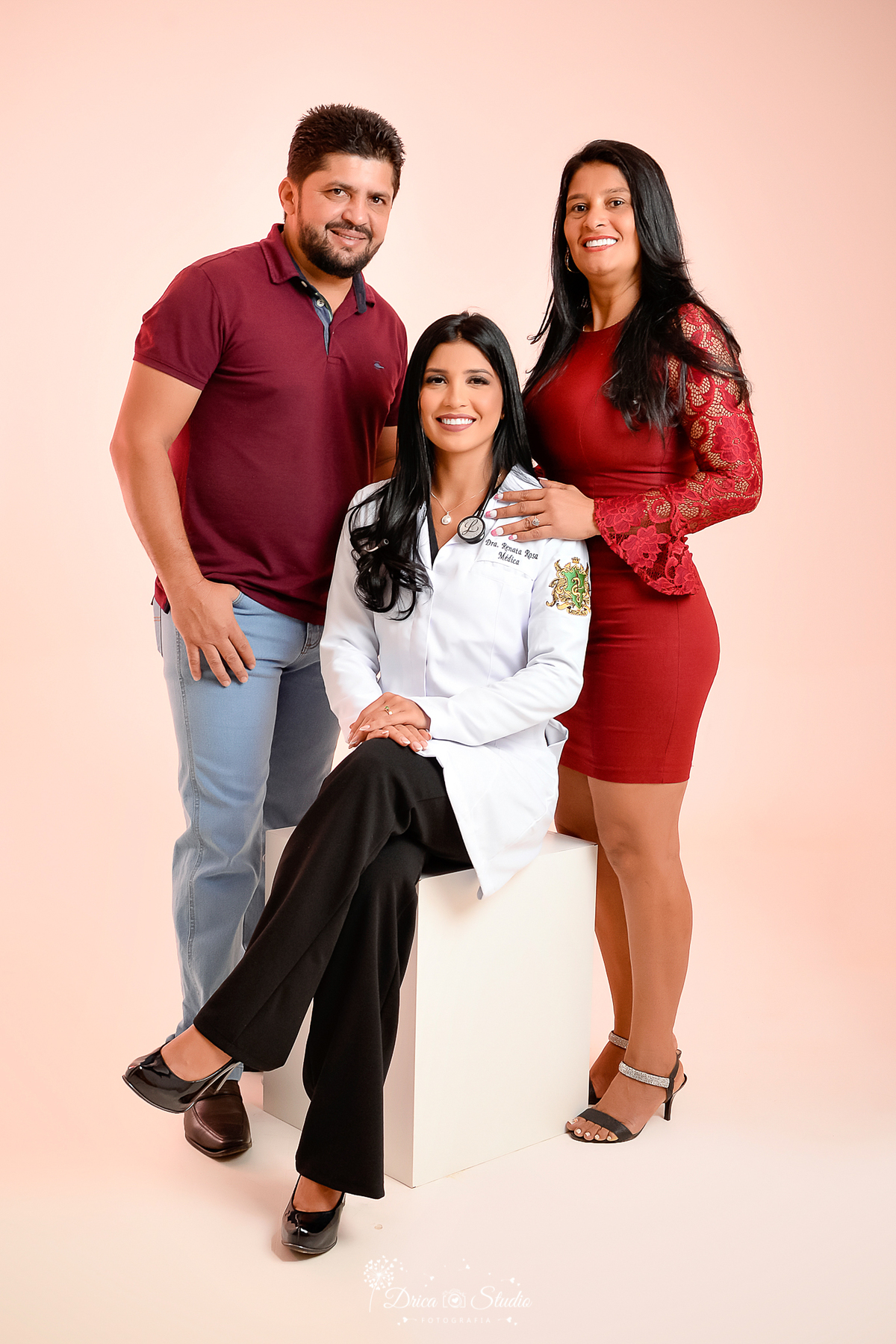 Drica Studio - Drica Studio fotografias - Drica Studio Xinguara Pará - ensaio de medica - perfil profissional - book Studio - jaleco branco - mãos no bolso - medica - mulher - ensaio feminino - ensaio corporativo - estetoscópio - mãe e pai - família  