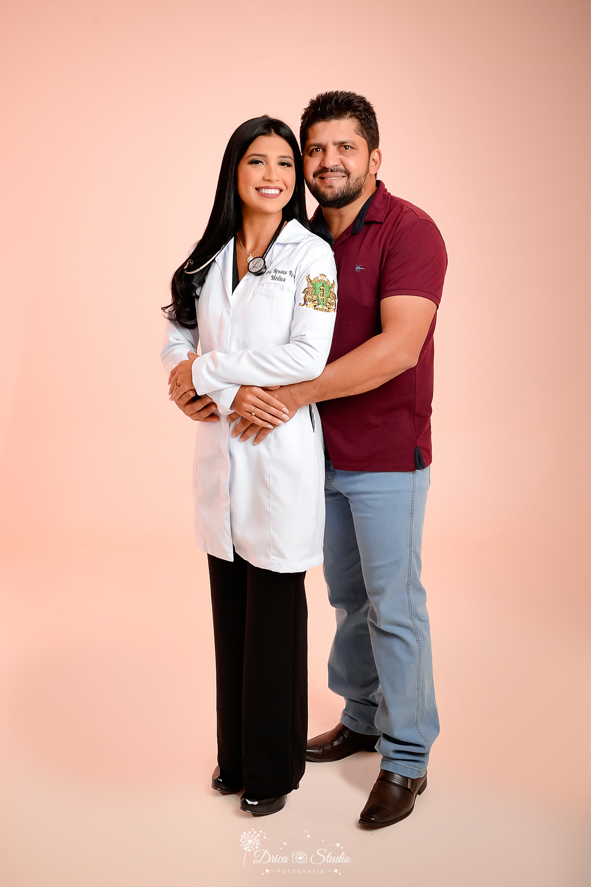 Drica Studio - Drica Studio fotografias - Drica Studio Xinguara Pará - ensaio de medica - perfil profissional - book Studio - jaleco branco - fotos com o pai - pai e filha - estetoscópio - abraçados 