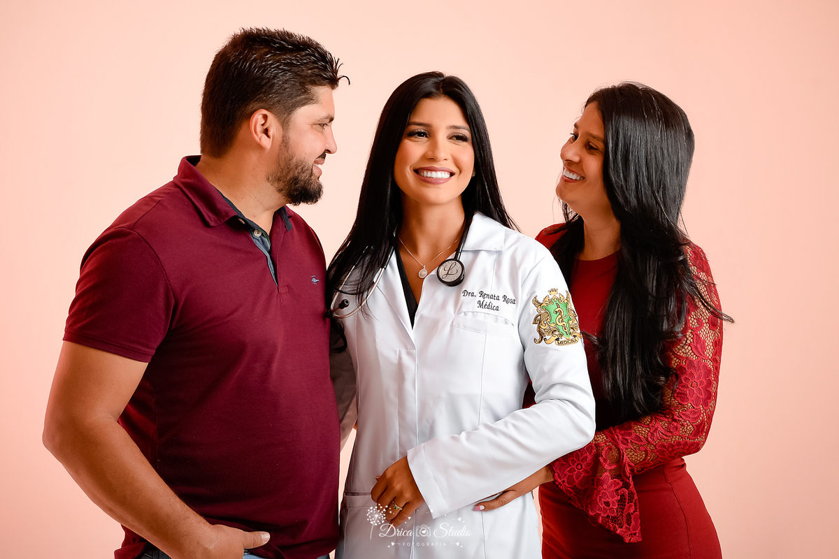 Drica Studio - Drica Studio fotografias - Drica Studio Xinguara Pará - ensaio de medica - perfil profissional - book Studio - jaleco branco - mãos no bolso - medica - mulher - ensaio feminino - ensaio corporativo - estetoscópio - mãe e pai - espontâneos  