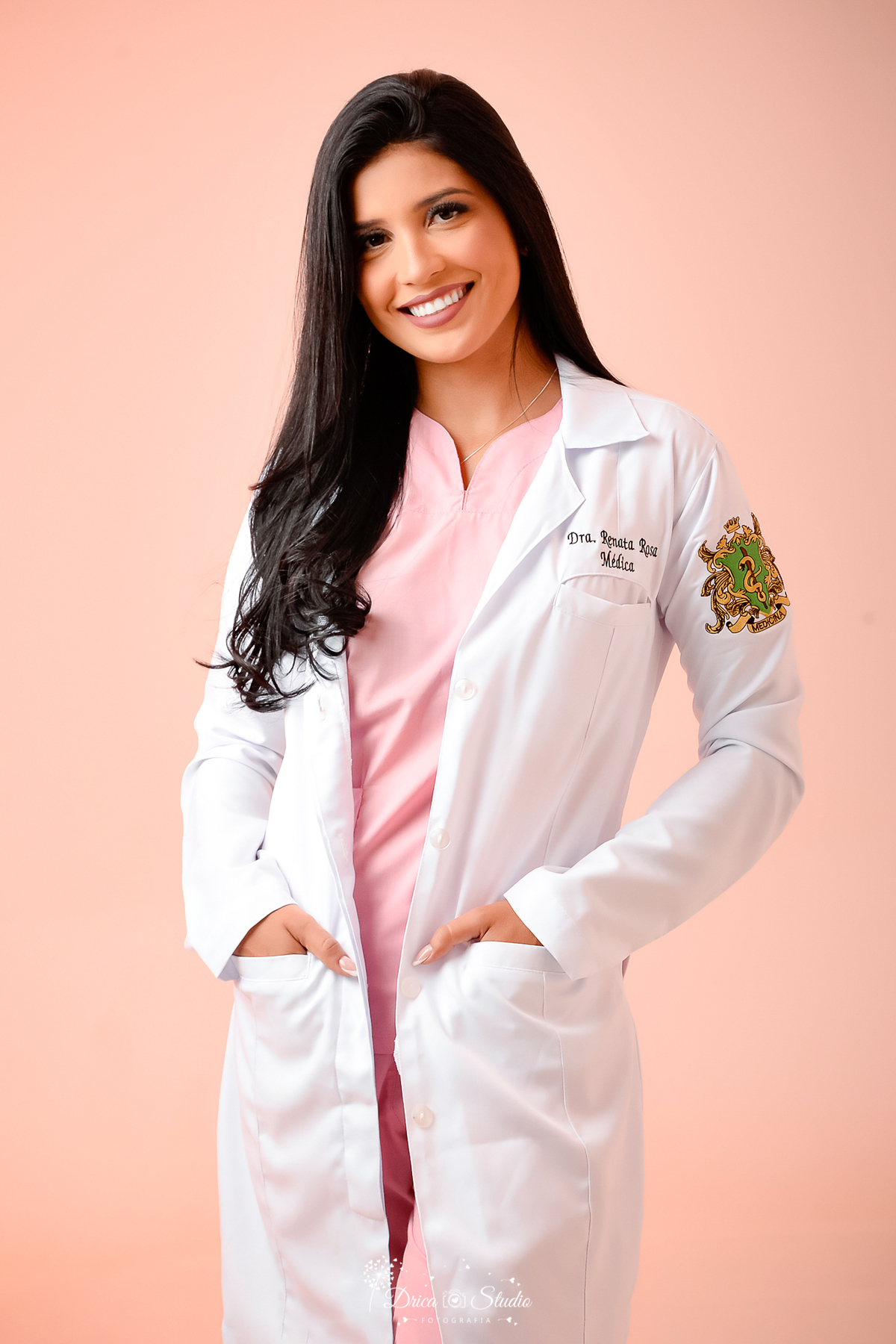 Drica Studio - Drica Studio fotografias - Drica Studio Xinguara Pará - ensaio de medica - perfil profissional - book Studio - jaleco branco - mãos no bolso - medica - mulher - ensaio feminino 