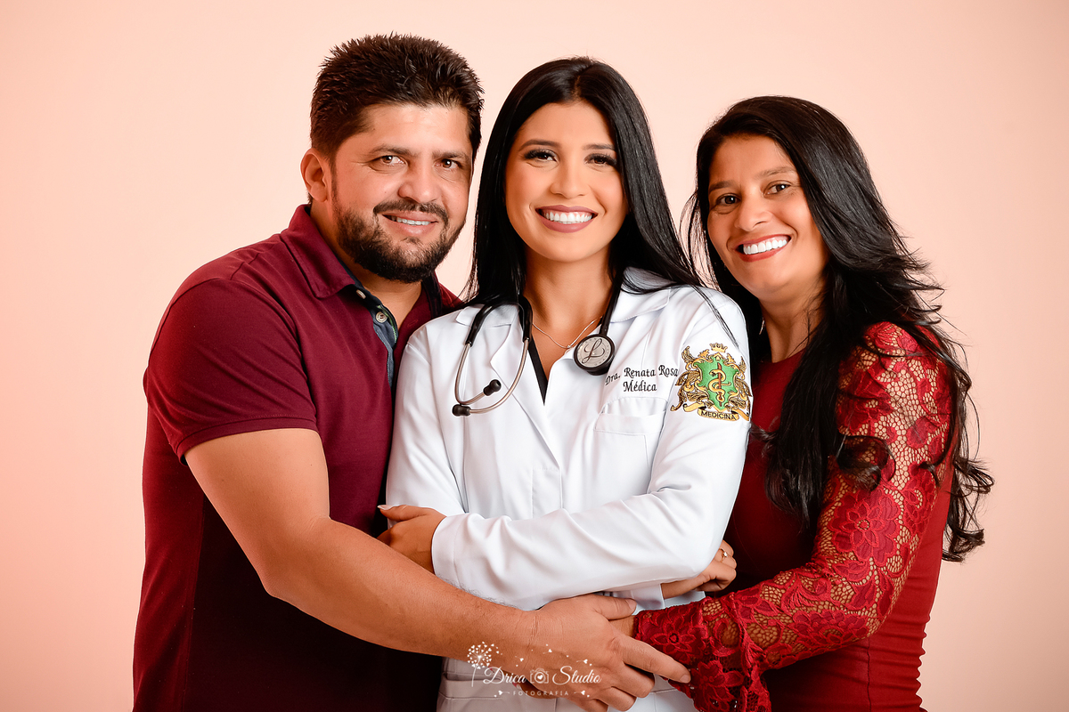 Drica Studio - Drica Studio fotografias - Drica Studio Xinguara Pará - ensaio de medica - perfil profissional - book Studio - jaleco branco - mãos no bolso - medica - mulher - ensaio feminino - ensaio corporativo - estetoscópio - mãe e pai 