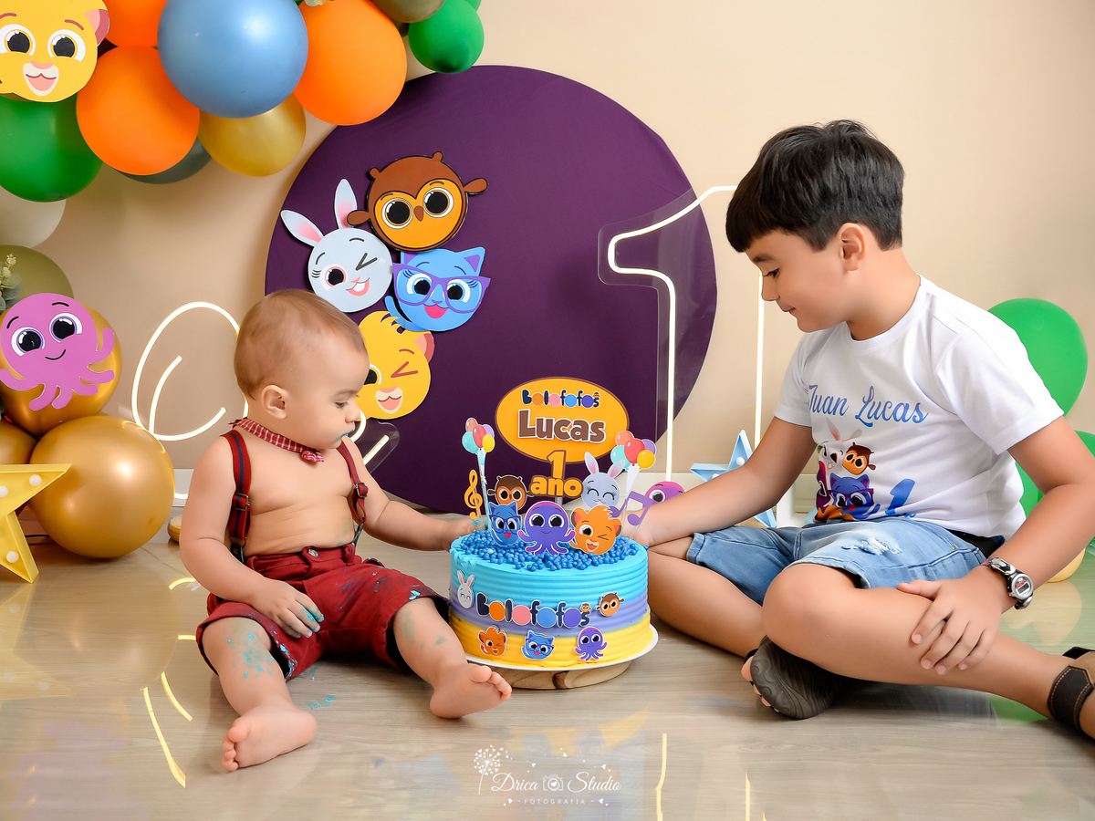 Drica Studio - Drica Studio Fotografias - Xinguara Pará - smash the cake - bolofofos - cenário coloridos - fotos com irmão  bolo colorido - balões - estrelas - lambuzando o bolo - suspensório - sentindo a textura do bolo - esmagando o bolo com o irmão 