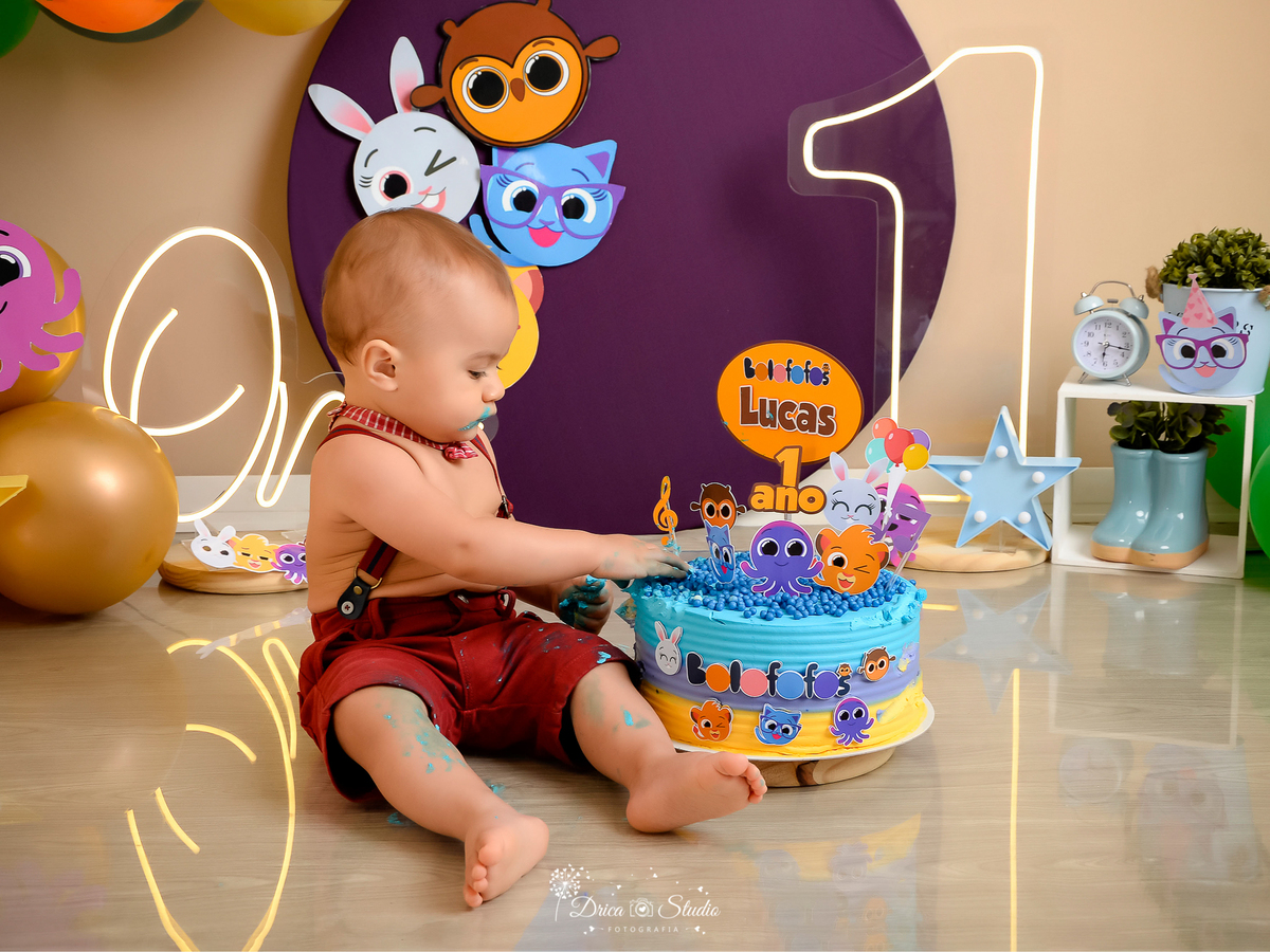 Drica Studio - Drica Studio Fotografias - Xinguara Pará - smash the cake - bolofofos - cenário coloridos - bolo colorido - balões - estrelas - lambuzando o bolo - suspensório - sentindo a textura do bolo 