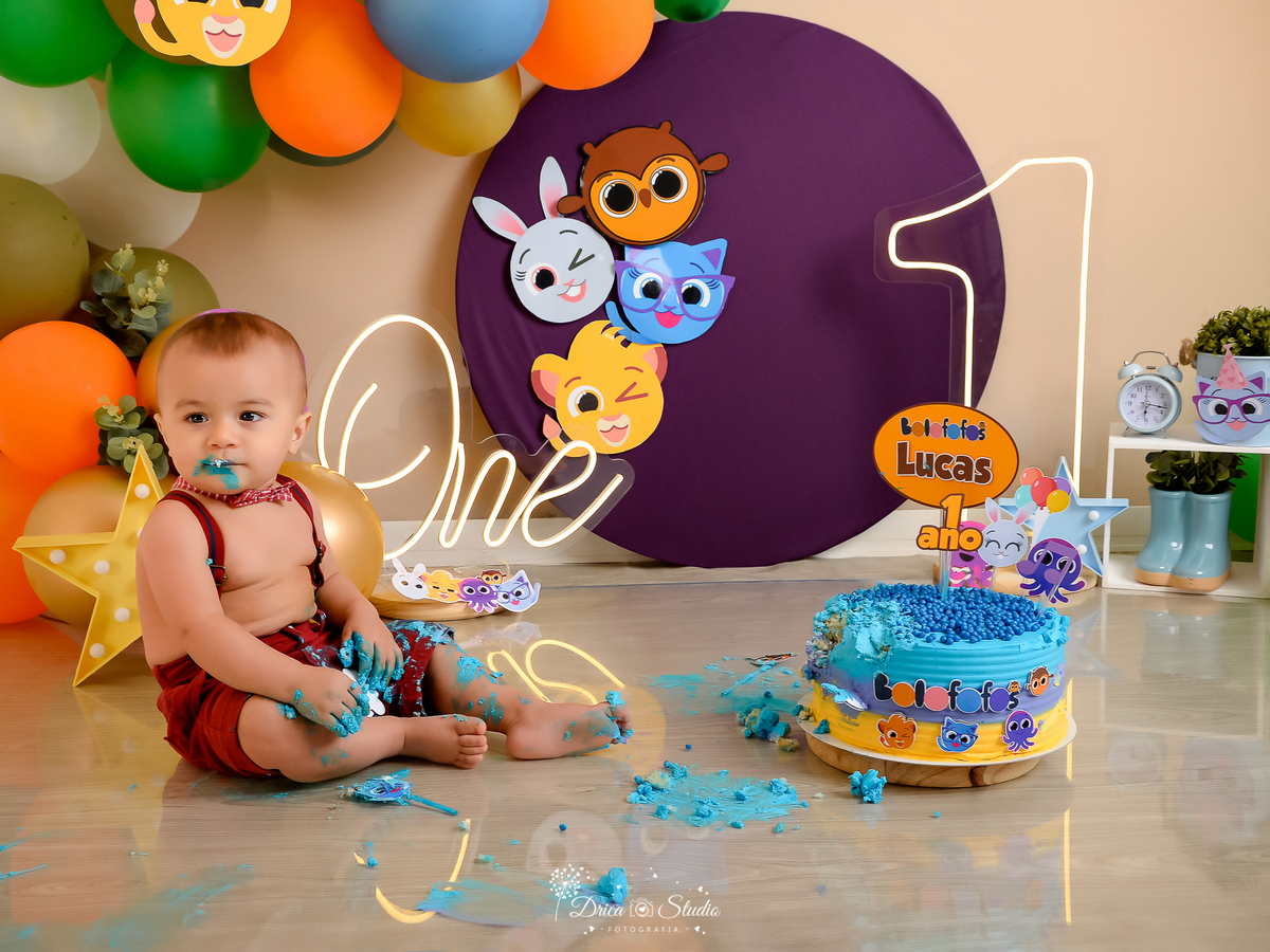 Drica Studio - Drica Studio Fotografias - Xinguara Pará - smash the cake - bolofofos - cenário coloridos - bolo colorido - balões - estrelas - lambuzando o bolo - suspensório - ensaio 1 ano 