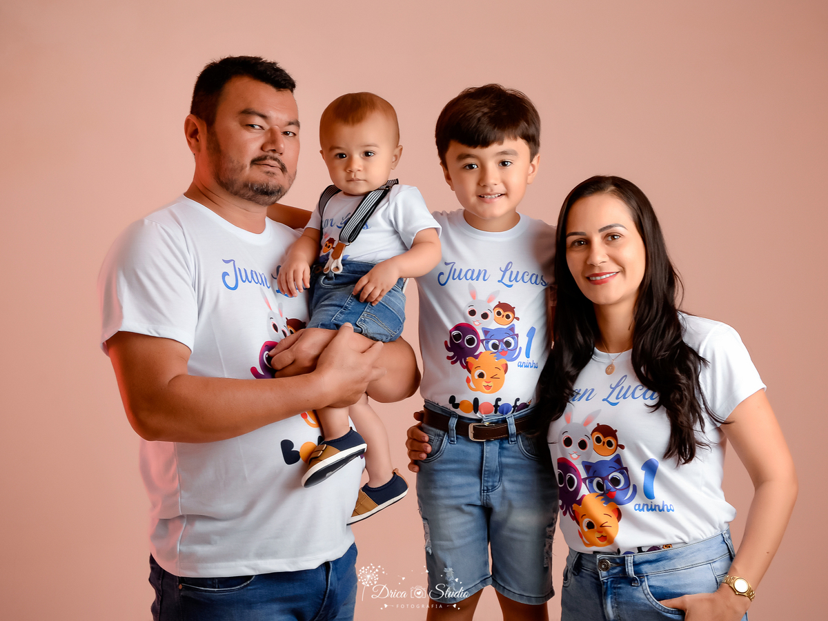 Drica Studio - Drica Studio Fotografias - Xinguara Pará - ensaio em família - pai - mãe e filhos - roupas iguais - bolofofos - brancas 