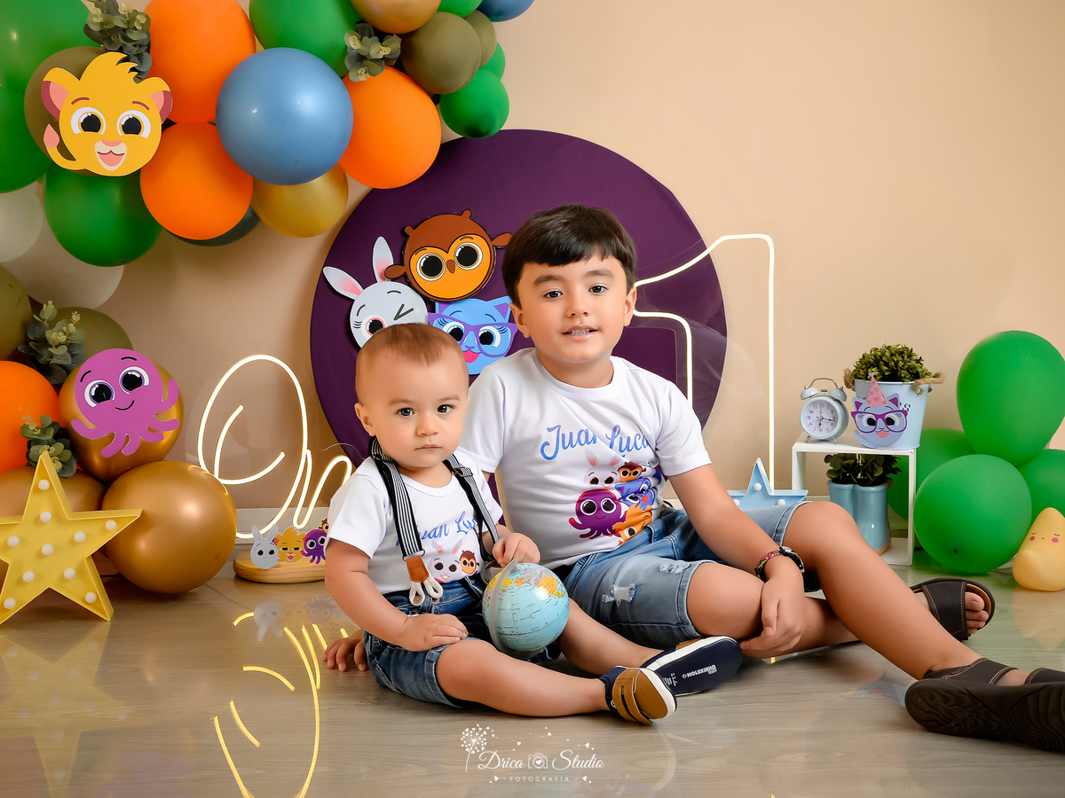 Drica Studio - Drica Studio Fotografias - Xinguara Pará - smash the cake - bolofofos - cenário coloridos - fotos com irmão  bolo colorido - balões - estrelas - lambuzando o bolo - suspensório - sentindo a textura do bolo - esmagando o bolo com o irmão 