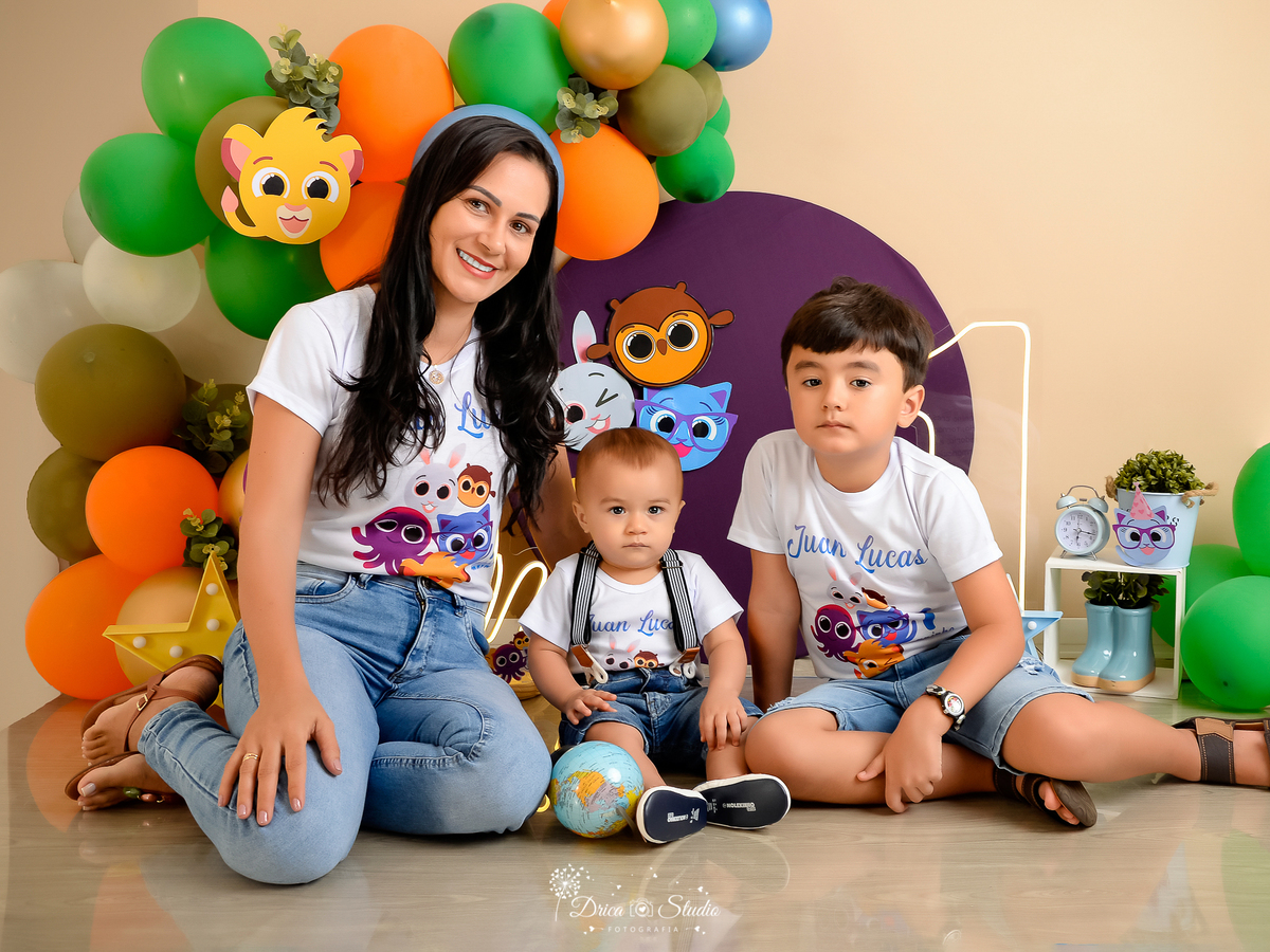 Drica Studio - Drica Studio Fotografias - Xinguara Pará - cenário bolofofos - ensaio mão e filhos - camisetas iguais - balões coloridos - irmãos 