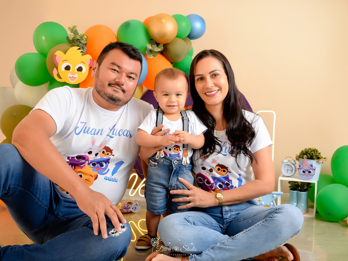 Drica Studio - Drica Studio Fotografias - Xinguara Pará - ensaio em família - pai - mãe e filho - roupas iguais - bolofofos - brancas - cenário bolofofos 