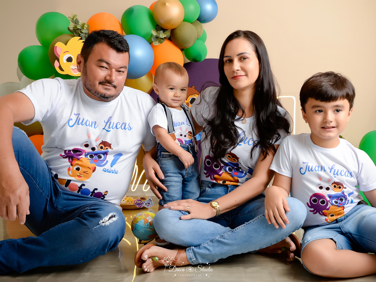Drica Studio - Drica Studio Fotografias - Xinguara Pará - cenário bolofofos - ensaio pai - mãe - filhos - camisetas iguais - balões coloridos - ensaio familia  