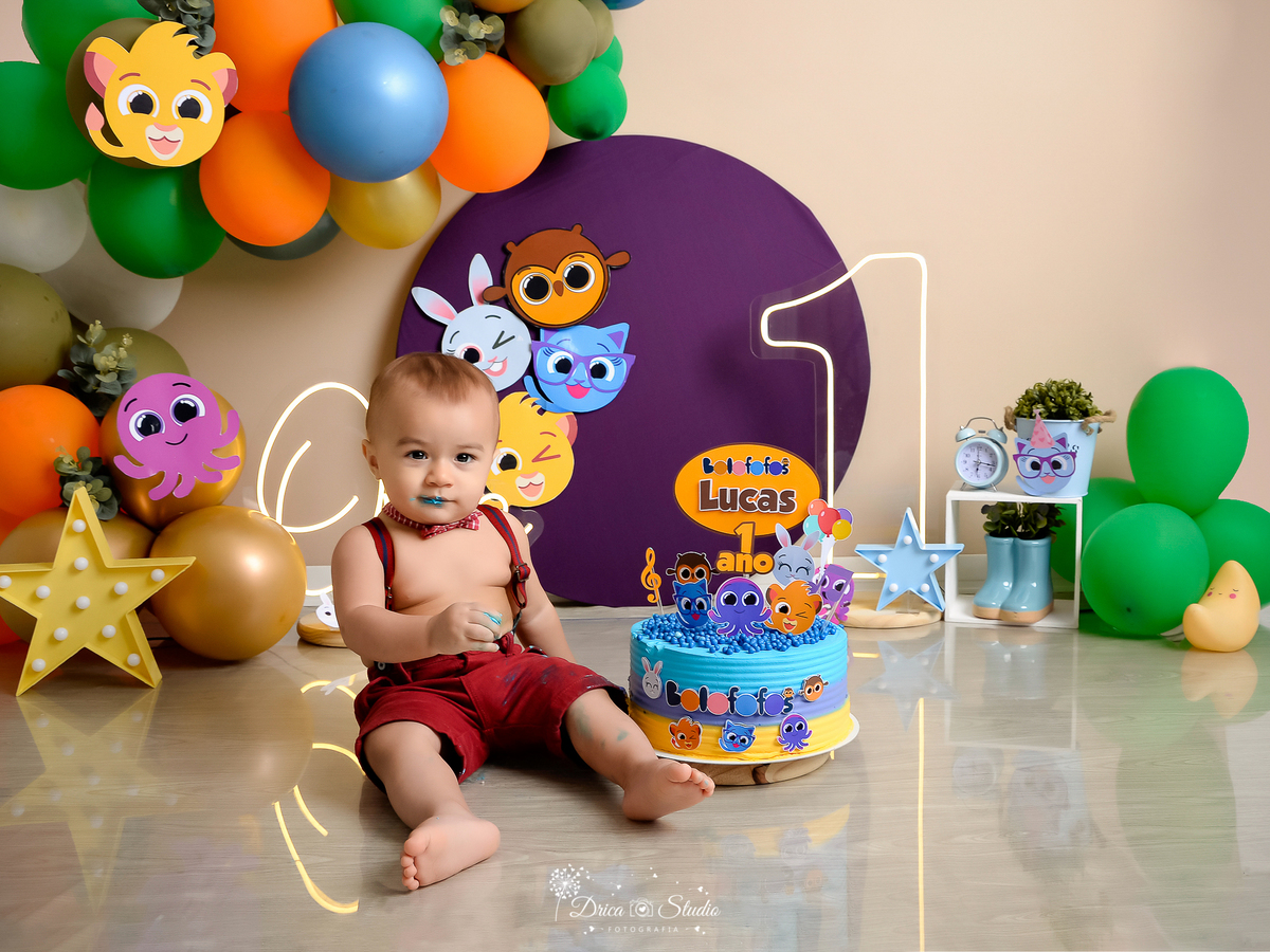 Drica Studio - Drica Studio Fotografias - Xinguara Pará - smash the cake - bolofofos - cenário coloridos - bolo colorido - balões - estrelas - lambuzando o bolo - suspensório 
