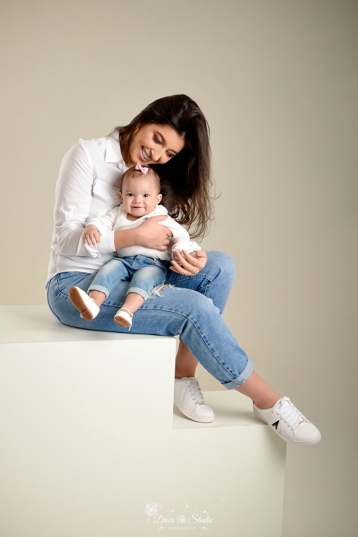 Drica Studio - Drica Studio Fotografias - Xinguara Pará - ensaio mãe e filha - Studio - Clean - roupas tons claros - brancas - calças jeans - fundo cinza - alegres - brincando - sapato branco - mãe de menina