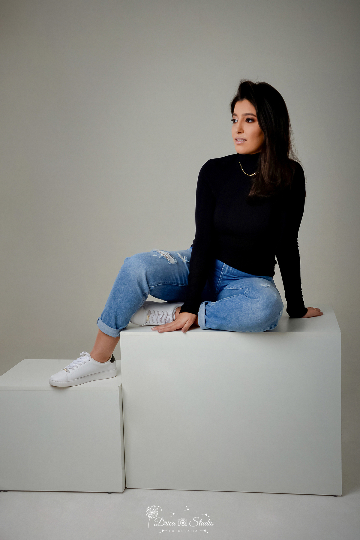 Drica Studio - Drica Studio Fotografias - Xinguara Pará - ensaio feminino - menina - mulher - risonha - clean - tons pretos - blusa manga longa - calça jeans - seria - carão 