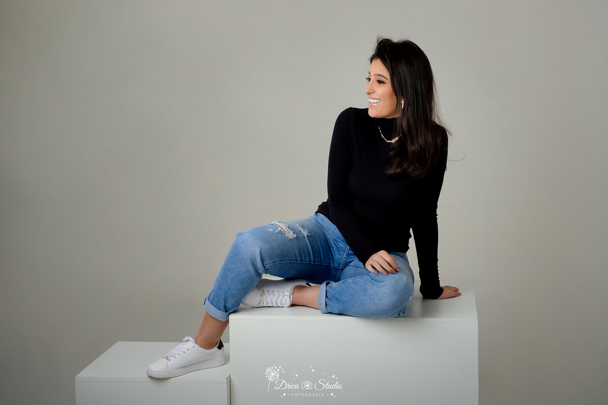 Drica Studio - Drica Studio Fotografias - Xinguara Pará - ensaio feminino - menina - mulher - risonha - clean - tons pretos - blusa manga longa - calça jeans - despojada  