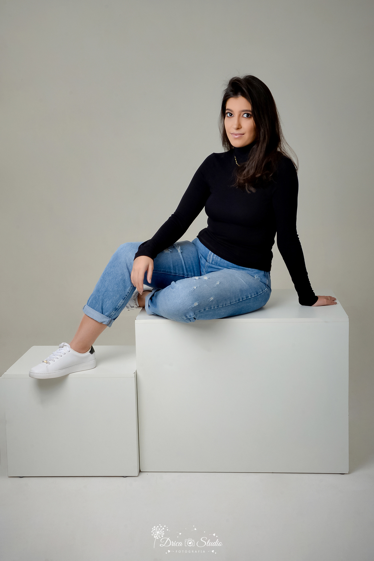 Drica Studio - Drica Studio Fotografias - Xinguara Pará - ensaio feminino - menina - mulher - risonha - clean - tons pretos - blusa manga longa - calça jeans - despojada  